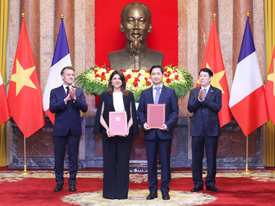 Trao văn kiện hợp tác chuyển giao công nghệ sản xuất vắcxin cho Việt Nam