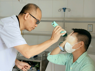 Nam giới cũng bị biến chứng, nguy cơ mù mắt từ thẩm mỹ không an toàn