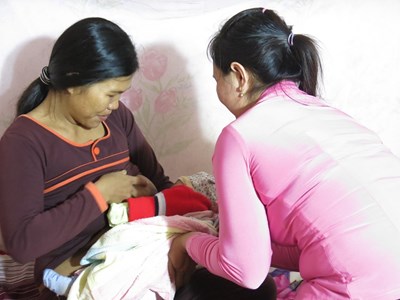 Tạo điều kiện để trẻ sơ sinh được nuôi dưỡng bằng sữa mẹ