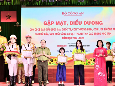 Gặp mặt, biểu dương học sinh tiêu biểu là con cán bộ chiến sĩ công an