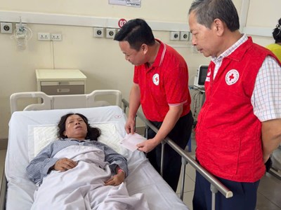 Hội Chữ thập đỏ Việt Nam thăm hỏi, hỗ trợ các nạn nhân vụ lật tàu du lịch tại Quảng Ninh