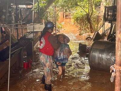 Hội Chữ thập đỏ Việt Nam cứu trợ khẩn cấp người dân vùng lũ Nghệ An