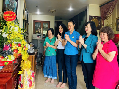 Dâng hương, thắp nến tưởng niệm các anh hùng liệt sĩ