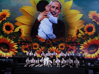 Thủ tướng dự Chương trình nghệ thuật “Hà Nội - Từ mùa thu lịch sử năm 1945”