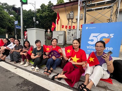 Người dân háo hức đón chờ xem hợp luyện diễu binh, diễu hành