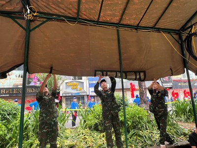 Bộ Tư lệnh thủ đô Hà Nội dựng 10 nhà bạt và cung cấp nhu yêu phẩm phục vụ nhân dân