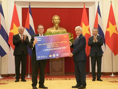  Việt Nam trao tặng gần 385 tỉ đồng đợt 1 cho nhân dân Cuba