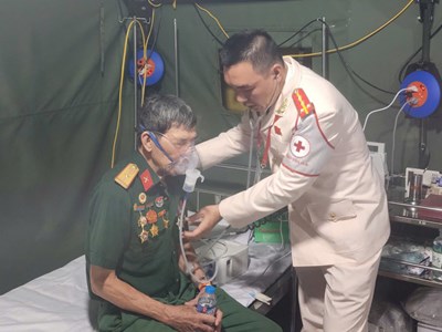 Sau khi được cấp cứu, nhiều cựu chiến binh không rời khán đài xem Lễ diễu binh, diễu hành