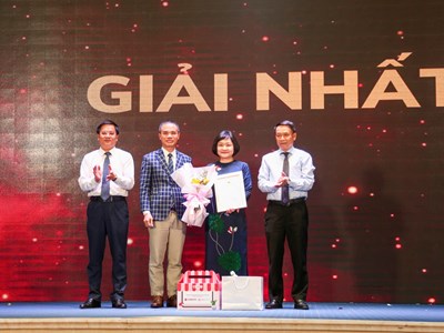 Người sáng lập CLB Đọc sách cùng con Nguyễn Thuỵ Anh đoạt giải Nhất cuộc thi viết “Cha và con gái”