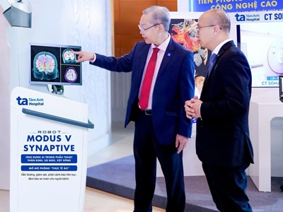 Công nghệ robot AI phẫu thuật tiên tiến tại Triển lãm Thành tựu y tế nổi bật ở tòa nhà Quốc hội