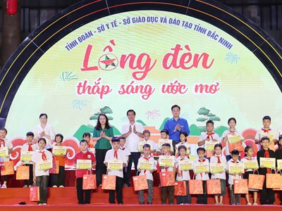“Đêm hội Trăng rằm - Lồng đèn thắp sáng ước mơ” đến với trẻ em Bắc Ninh