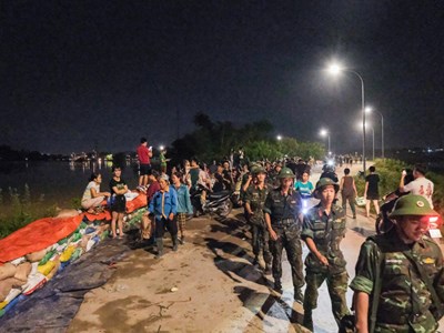 Bắc Ninh: Lực lượng chức năng và nhân dân bám trụ từng đoạn đê xung yếu