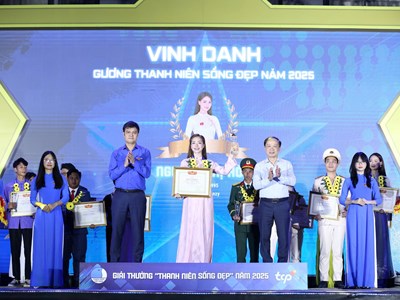 Trưởng bản Mùa A Thi, ca sĩ Hoà Minzy... được vinh danh “Thanh niên sống đẹp” năm 2025