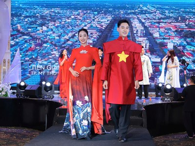 NTK Hoàng Ly và tình yêu với áo dài Việt