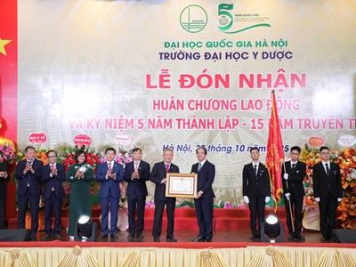 Trường Đại học Y Dược đón nhận Huân chương Lao động hạng Ba
