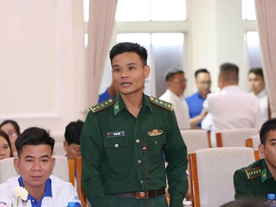 Lãnh đạo Bộ GD&ĐT lắng nghe thầy cô chia sẻ về công tác giáo dục ở vùng cao