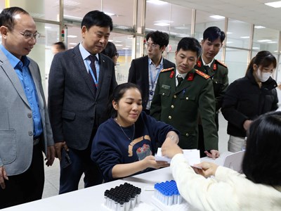 Khám sức khỏe và trang bị kỹ năng phòng ngừa tội phạm trong công nhân lao động