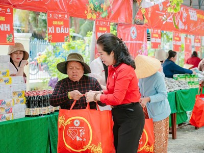 Hội Chữ thập đỏ Việt Nam phấn đấu trao 1,5 triệu phần quà Tết cho người khó khăn