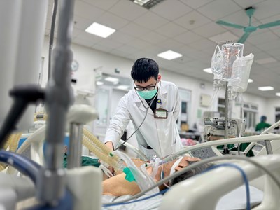 Cụ ông nguy kịch vì hút thuốc lá, bỏ điều trị lao phổi