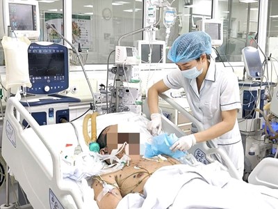 Bố nguy kịch vì lây thủy đậu từ con gái và tự điều trị tại nhà