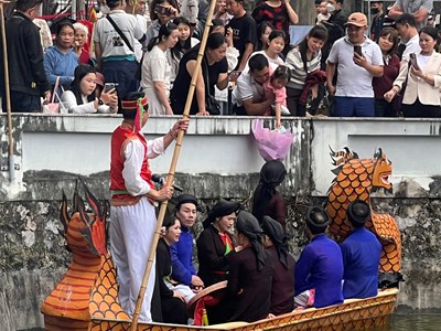 Du khách thưởng tiền tận tay liền anh liền chị Quan họ