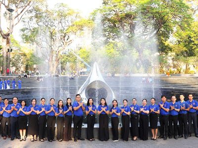 Dâng hoa tại Tượng đài “Giọt nước mắt”, tưởng nhớ nạn nhân, tri ân lực lượng tuyến đầu chống dịch Covid-19