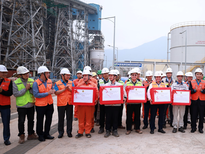 Tiếp sức công nhân trên công trình điện trọng điểm 