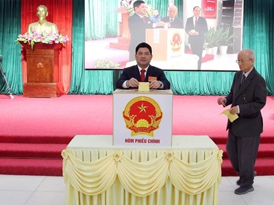 Lãnh đạo tỉnh Bắc Ninh bỏ phiếu thực hiện nghĩa vụ công dân