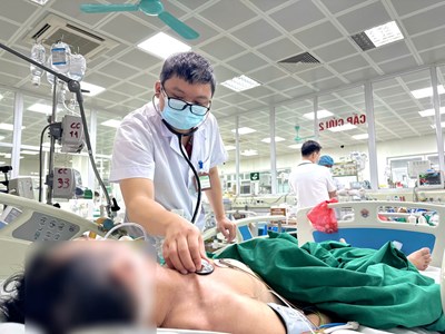 Người cao tuổi suy hô hấp vì chủ quan với ho nhẹ, đau đầu…