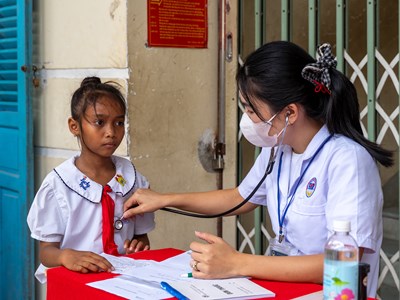 Trạm sức khỏe: Chăm sóc dinh dưỡng cho trẻ em khó khăn