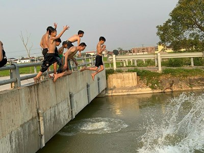 Tăng cường bảo vệ trẻ trước nguy cơ đuối nước dịp hè, mùa mưa bão