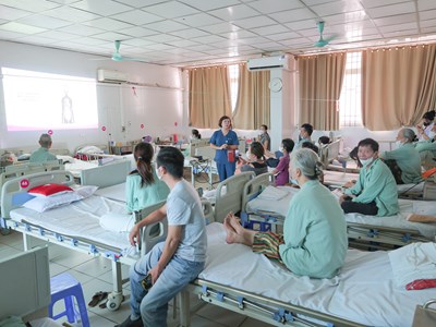 Truyền thông về tác hại thuốc lá cho người bệnh và người nhà