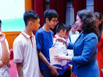 Trẻ em hạnh phúc, an toàn trong kỷ nguyên số