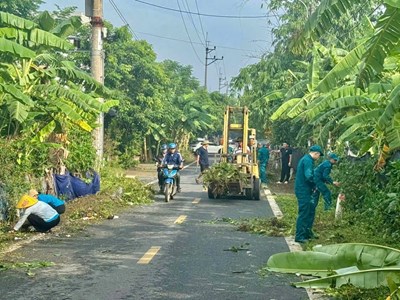 Phường Sơn Tây phát động phong trào thi đua bảo vệ môi trường, trao quà an sinh