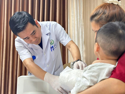 Phẫu thuật nối bàn tay gần đứt rời cho bé 22 tháng tuổi