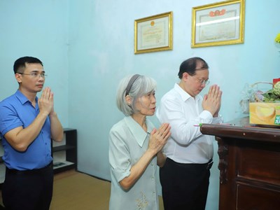 Lãnh đạo Bộ VHTTDL tri ân thân nhân gia đình liệt sĩ nhân kỷ niệm 79 năm Ngày Thương binh - Liệt sĩ 