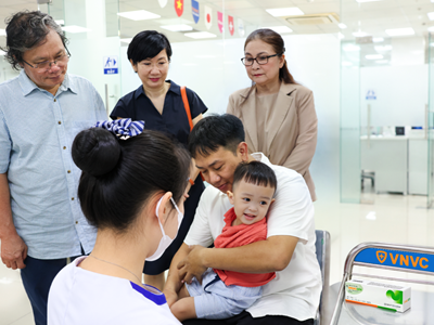 Hàng vạn gia đình đưa trẻ đi tiêm vắcxin tay chân miệng phòng nguy cơ biến chứng nặng