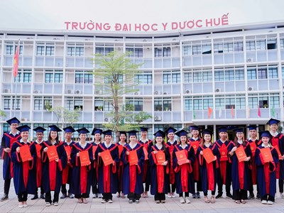 Trao tặng học bổng gần 5 tỉ đồng cho sinh viên ngành Y các tỉnh miền Trung 