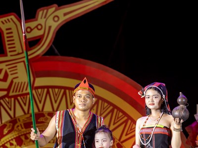 Tôn vinh vẻ đẹp thổ cẩm truyền thống trong đời sống hiện đại 