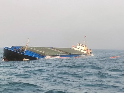 Chìm tàu chở hàng trên vùng biển Quảng Nam, 8 thuyền viên được cứu 