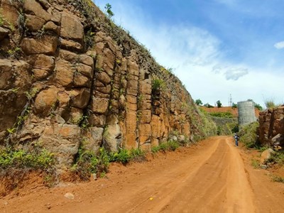 Bất ngờ với núi đá đĩa độc đáo ở Quảng Nam