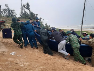 Lực lượng vũ trang Quảng Nam giúp dân chèn chống nhà cửa trước bão 