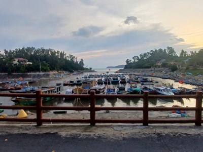 Người dân xã đảo Cù Lao Chàm hối hả phòng chống bão Trà Mi 