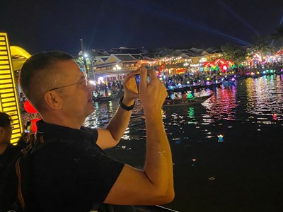 Du khách cùng người dân chào năm mới 2025 tại Hội An