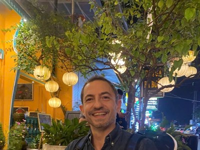 Khách Tây hào hứng nấu bánh tét trao cho người khó khăn tại Hội An