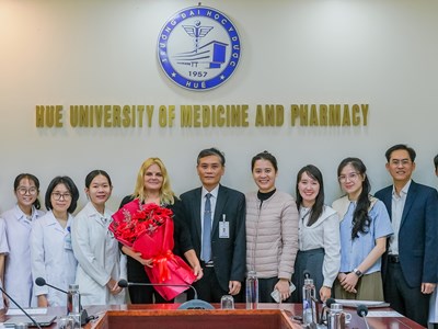 Hơn 1,5 tỉ đồng trao tặng cho sinh viên ngành Y có hoàn cảnh khó khăn ở miền Trung 