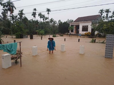 Mưa lớn kéo dài, một thôn ở Quảng Nam bị ngập sâu, cô lập