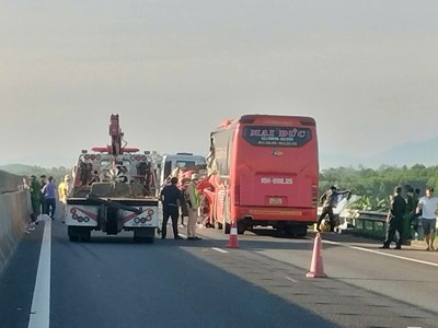 Xe khách va chạm xe đầu kéo trên cao tốc Đà Nẵng-Quảng Ngãi, 11 người thương vong