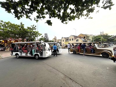 Đề xuất đặt biển báo 30km/h trên một số tuyến đường, tháo gỡ khó khăn cho xe điện ở Hội An