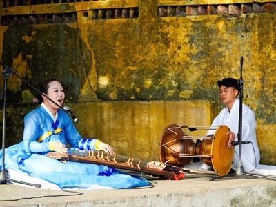  Nghệ sĩ Hàn Quốc giao lưu, biểu diễn tại phố cổ Hội An